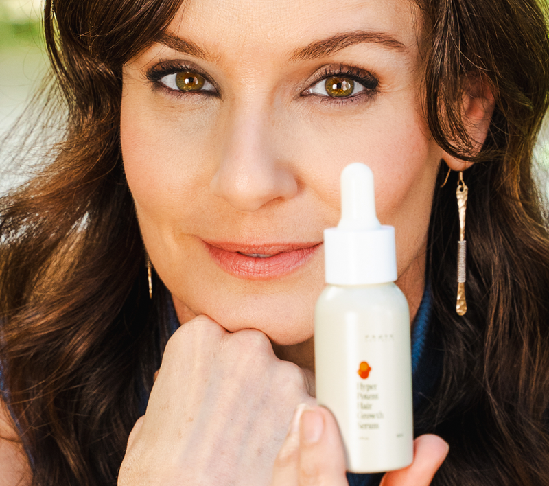 Sarah Wayne con productos Frøya Organics