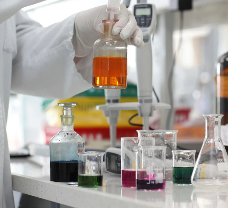Extractos botánicos siendo probados en un laboratorio