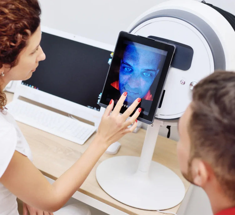 Dermatólogo revisando un análisis facial de la piel